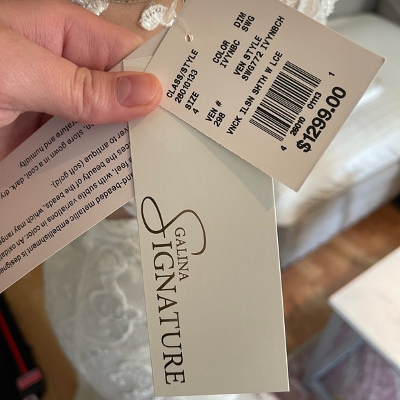 David’s Bridal Galina Signature Wedding dress. Never worn. - Picture 9 of 9